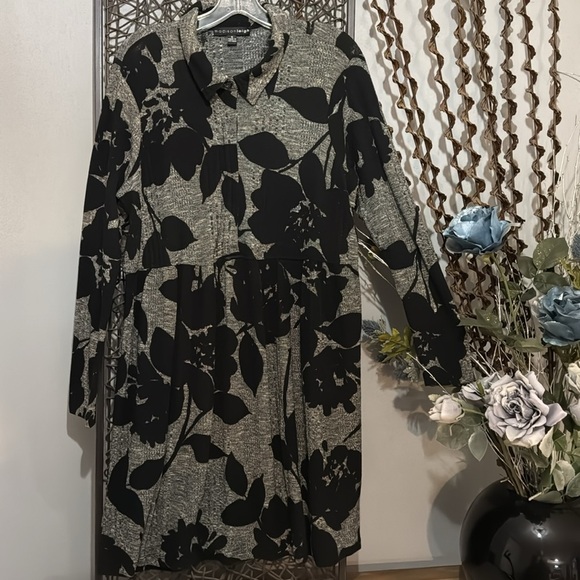 Black and Gray Floral Knit Dress - Picture 3 of 9